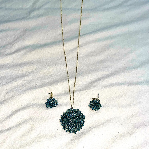 Jewelry - Blue crystal bead & gold circle necklace with matching earrings